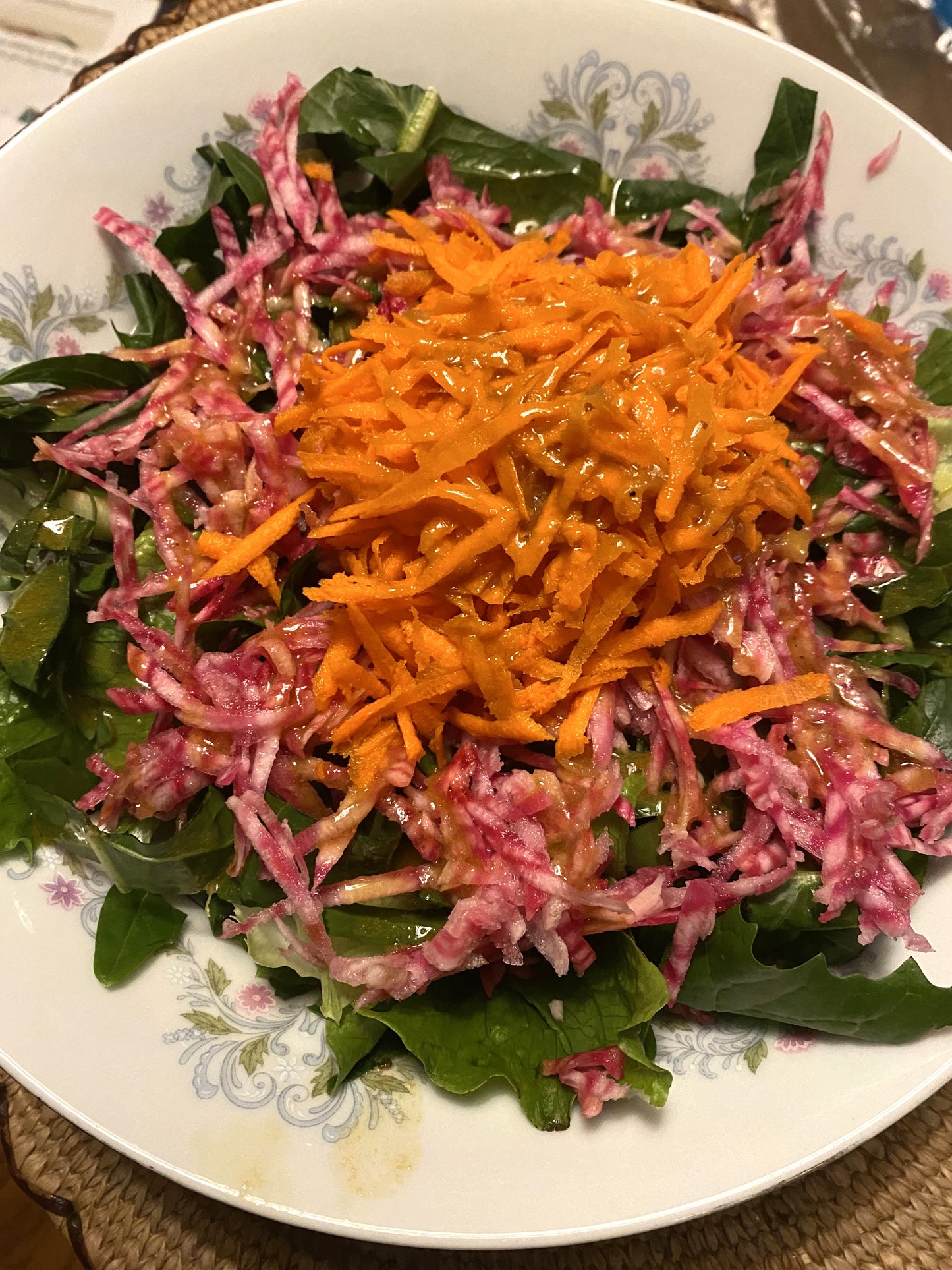 Arugula & Romaine salad with beets and carrots (VG, V)